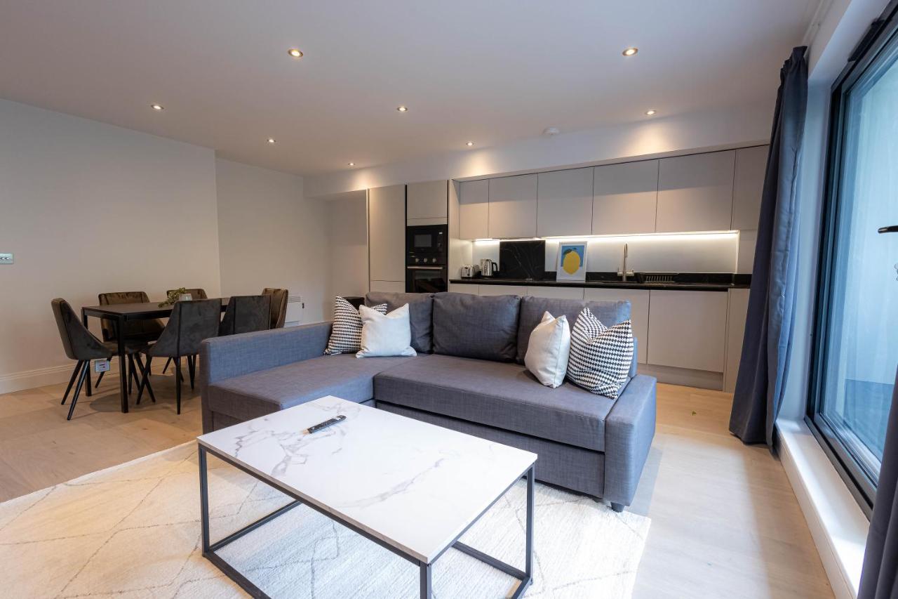 Stylish Apartments With Balcony For Upper Apartments & Free Parking In A Prime Location - Five Miles From Heathrow Airport Uxbridge Esterno foto