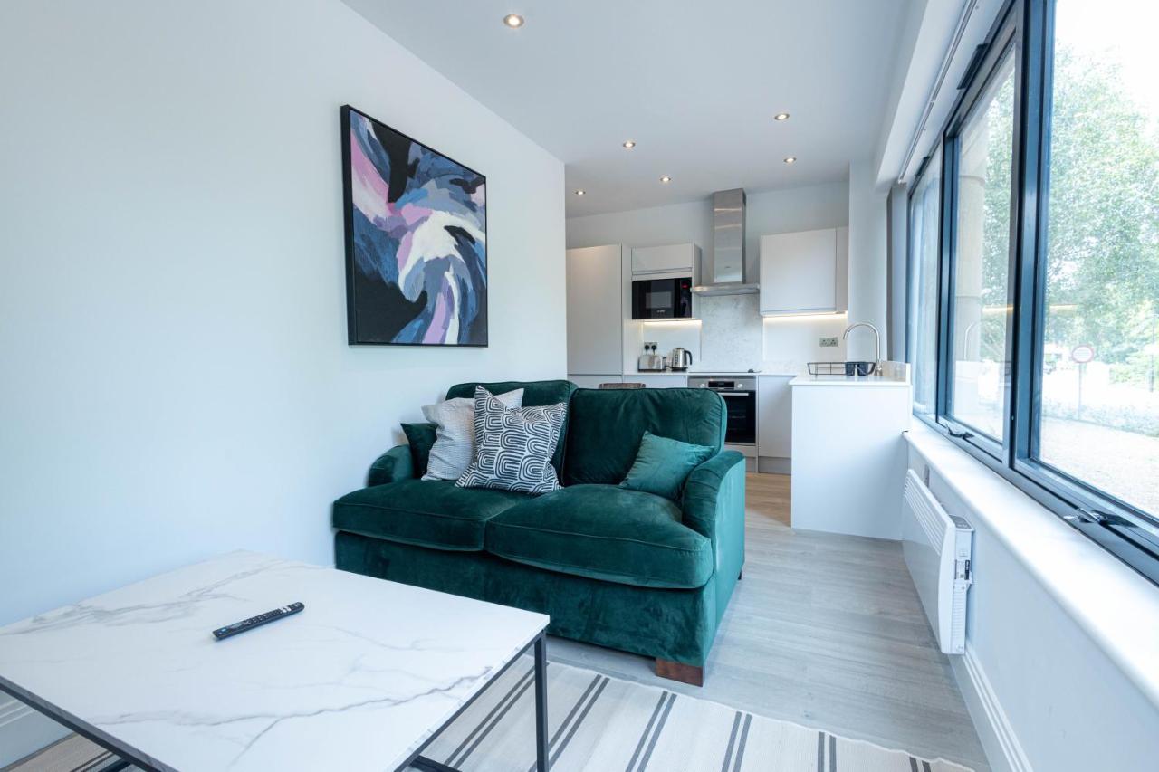 Stylish Apartments With Balcony For Upper Apartments & Free Parking In A Prime Location - Five Miles From Heathrow Airport Uxbridge Esterno foto